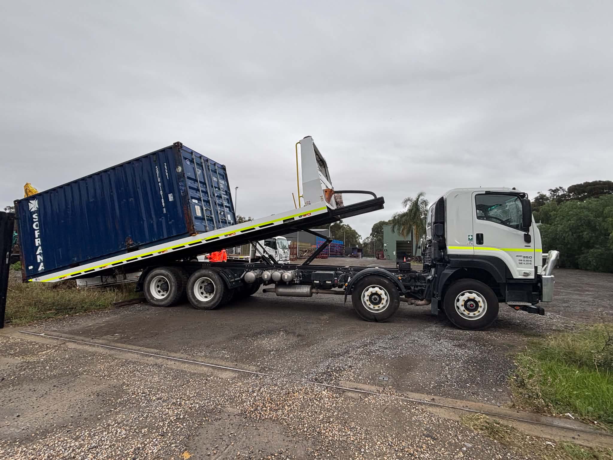 Tilt tray unloading 20ft shipping container